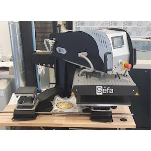 Presse automatique SEFA double plateau.
Pose de flex ou de transfert imprimé sur softshell, coupe vent, parka ...